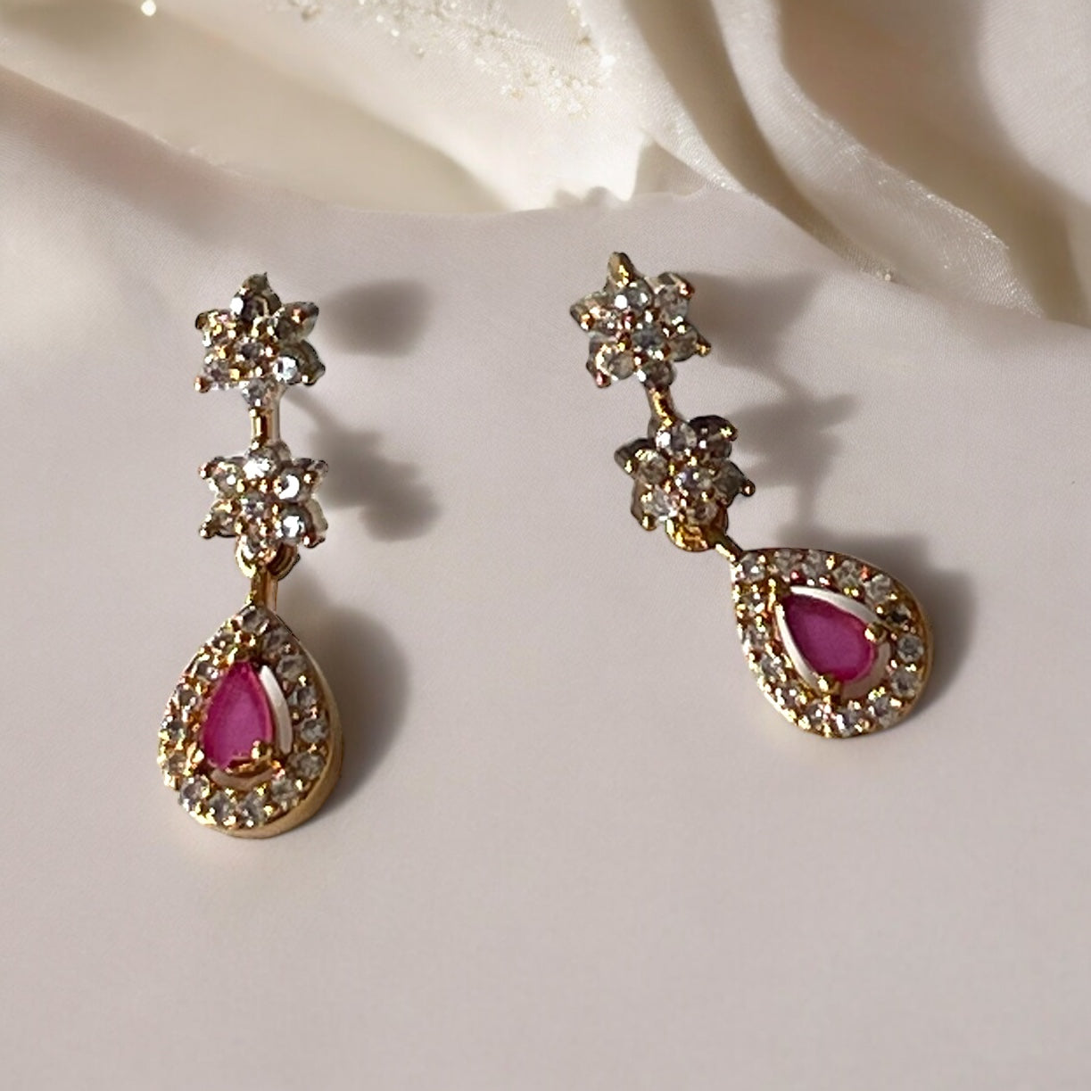 Elegant Tear Motif Neckwear Set