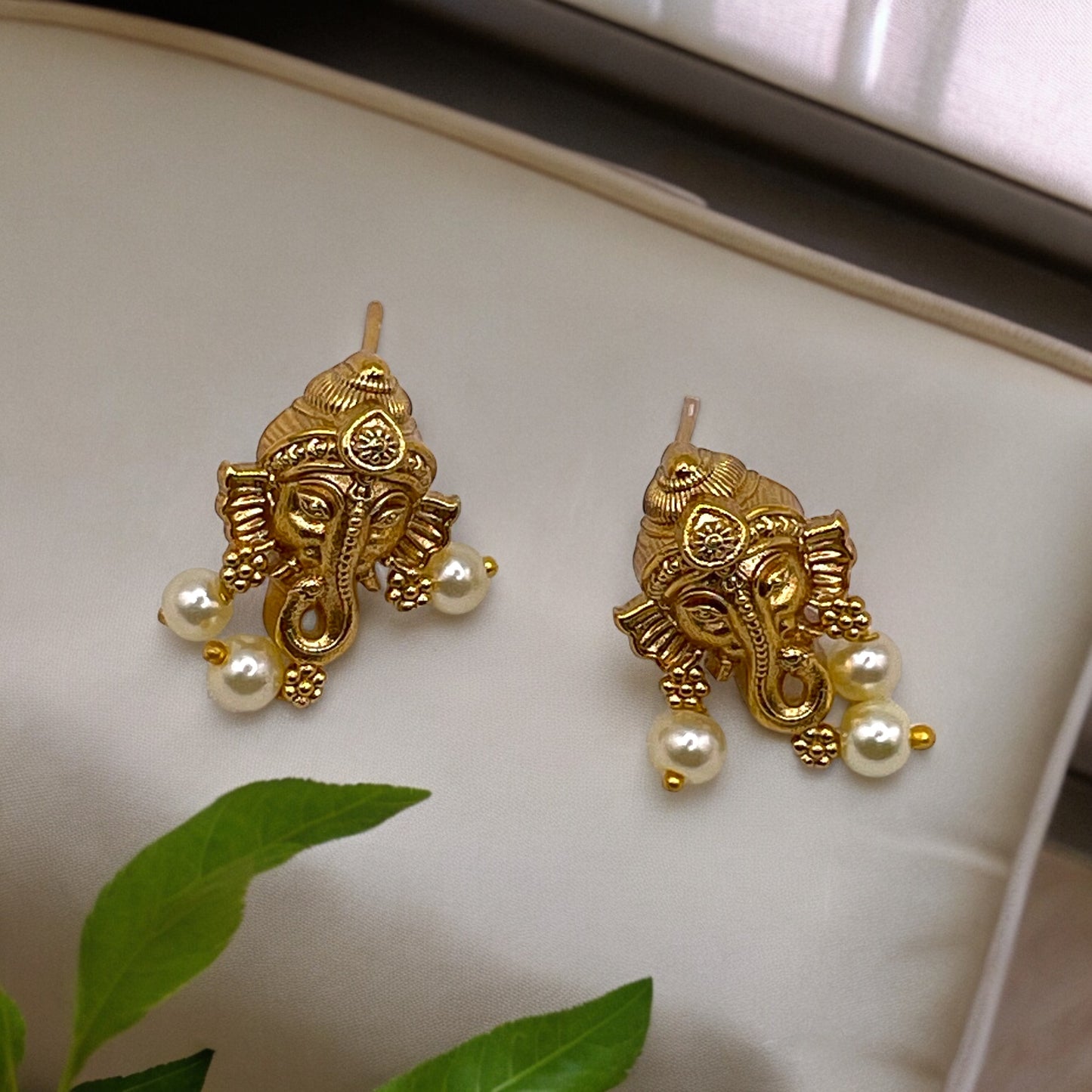Radiant Ganesha Neckwear set