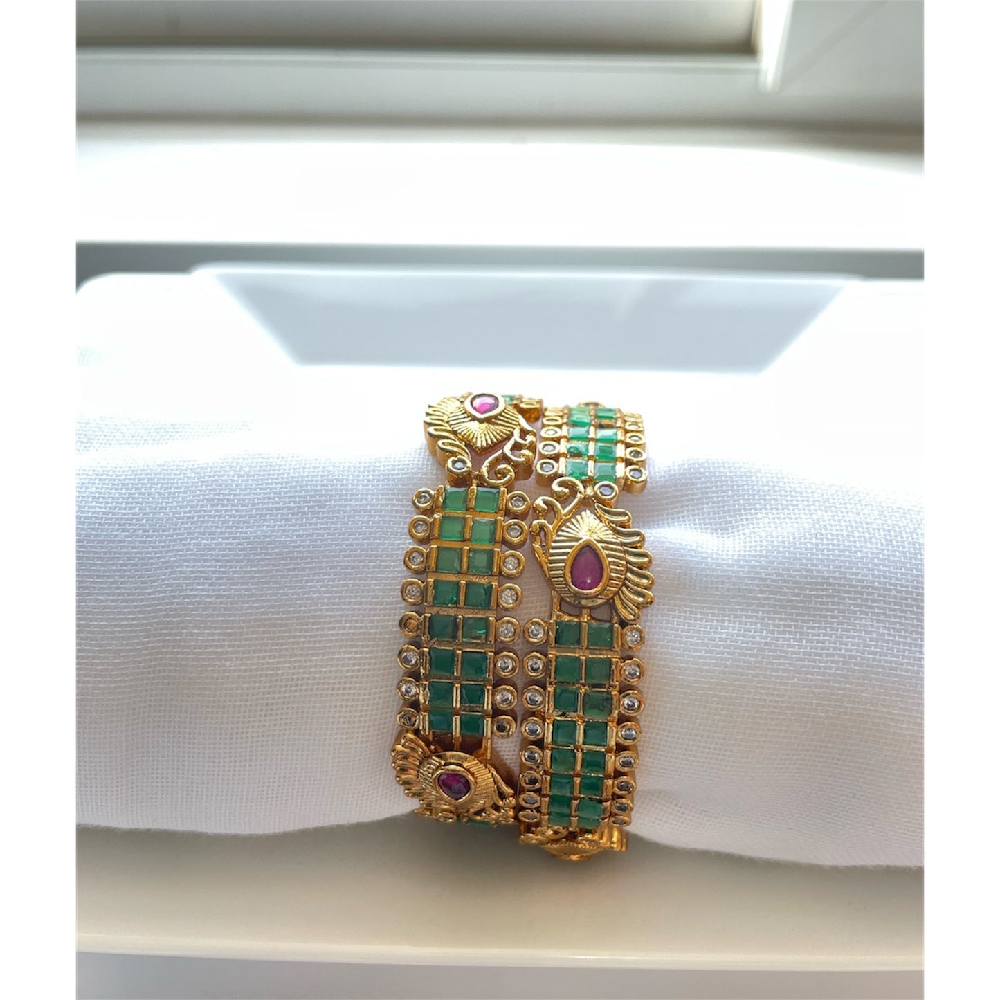 Elegant Green Bangle with Teardrop Motif