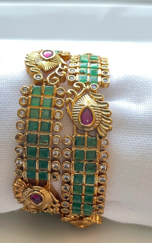 Elegant Green Bangle with Teardrop Motif